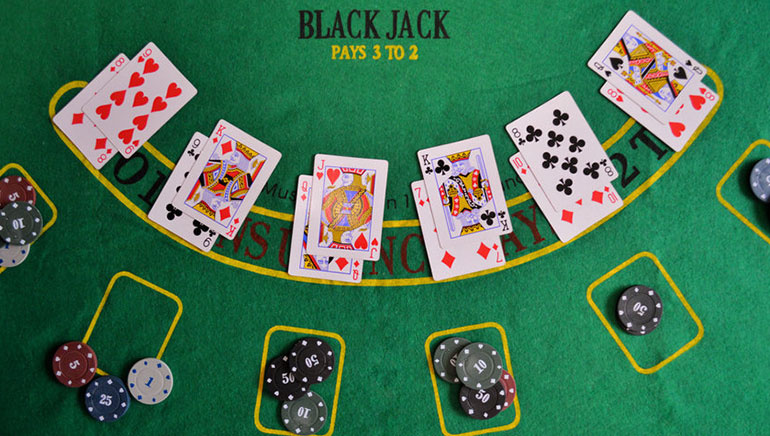 Opas korkean panoksen blackjack-pelien pelaamiseen vuonna 2026